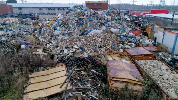 Ein riesiger Müllberg in Norderstedt. © NDR 