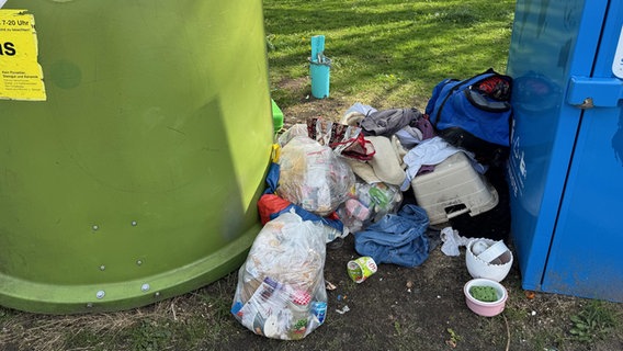 Neben Müllcontainer abgeladener Müll © Stadt Husum 