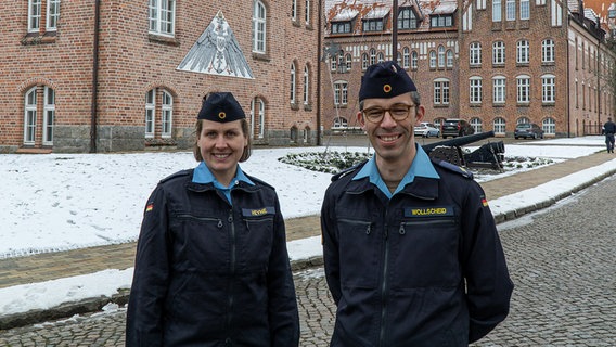 Zwei Soldaten der Bundeswehr aus Mürwik blicken in die Kamera.  Foto: Christian Wolf