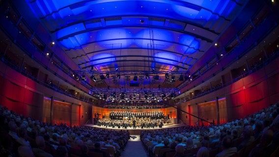 Die Musik- und Kongresshalle in Lübeck während eines Konzertes des NDR Elbphilharmonie Orchesters © picture alliance Foto: Olaf Malzahn