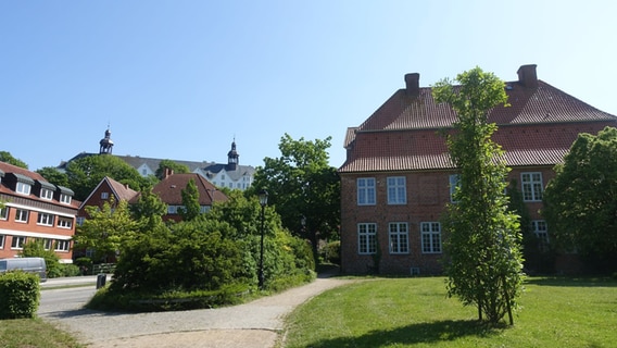 Das Museum des Kreises Plön mit norddeutscher Glassammlung und Blick auf Garten und Schloss. © Jens Zacharias Foto: Jens Zacharias