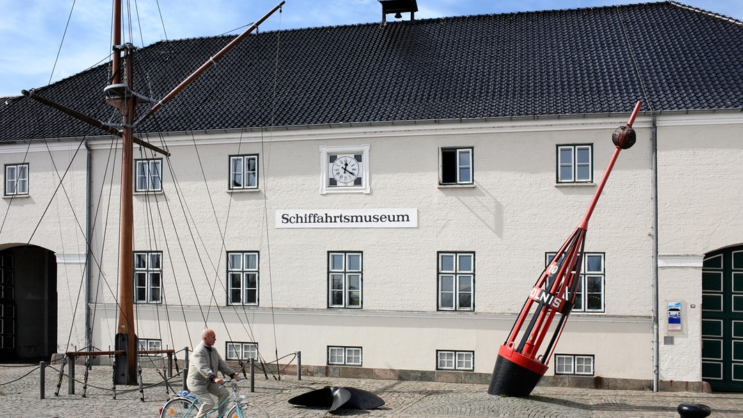 Das Schiffahrtsmuseum in Flensburg im ehemaligen Zollpackhaus an der Schiffbruecke.