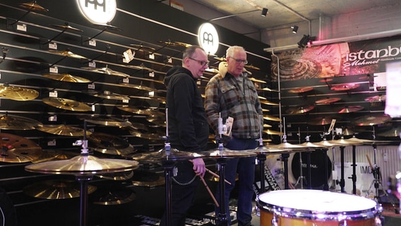 Zwei Männer stehen in der Schlagzeugabteilung eines Musikgeschäftes. Zwei Männer stehen in der Schlagzeugabteilung eines Musikgeschäftes. © NDR Foto: Hauke Bülow