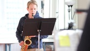 Ein Musikschüler spielt Saxophon. © NDR Foto: Marian Schäfer
