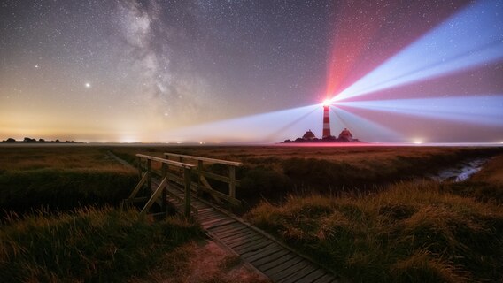 Der Westerhever Leuchtturm unter dem Nachthimmel. © Mark Kruse Foto: Mark Kruse