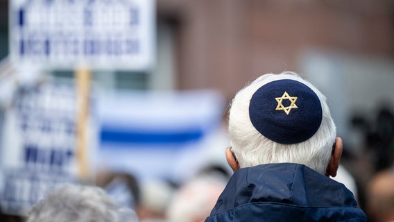 Ein Teilnehmer einer ro-Israel-Kundgebung trägt eine Kippa mit Davidsstern. © picture alliance Foto: Hannes P. Albert