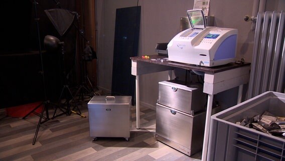 Eine Schleifmaschine mit Filtersystem für das Recycling von Brillengläsern. Eine Schleifmaschine mit Filtersystem für das Recycling von Brillengläsern. © NDR