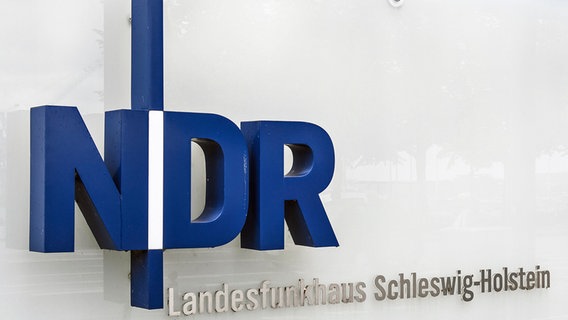 NDR Logo (Norddeutscher Rundfunk) in Großbuchstaben an der Fassade des Landesfunkhauses in Kiel. © picture-alliance / dpa Foto: Winfried Rothermel