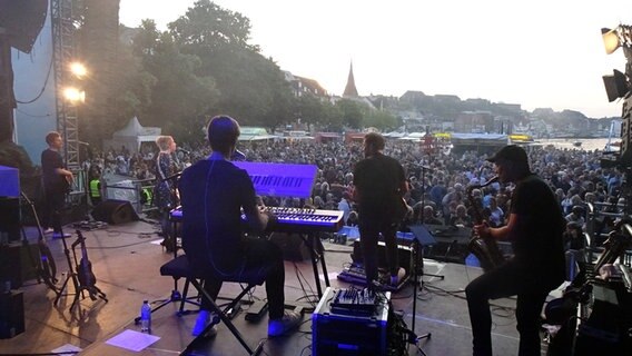 Band MUI spielt auf der Bühne beim NDR Sommer Festival in Flensburg. © NDR Foto: Peer-Axel Kroeske