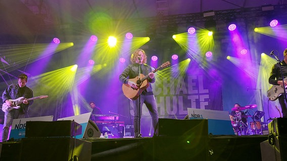 Pop-Sänger Michael Schulte trritt auf der Bühne beim NDR Sommer Festival in Norderstedt auf. © NDR Foto: Hannah Böhme