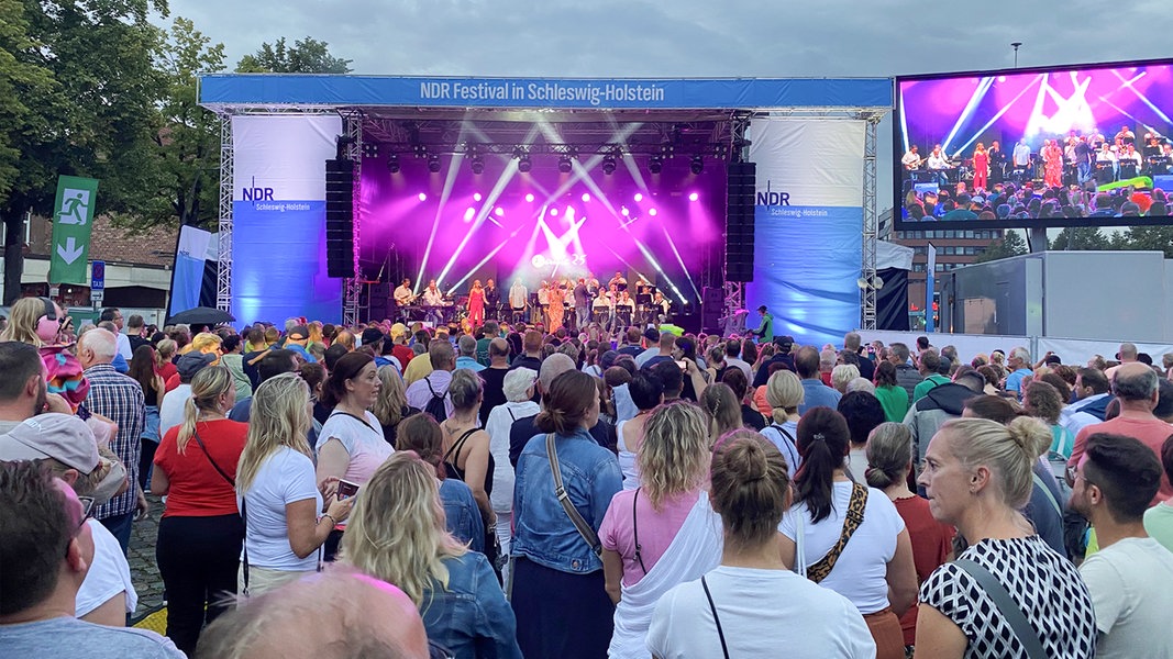 Zahlreiche Menschen blicken auf eine Bühne beim NDR Festival in Bad Bramstedt.