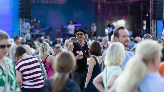 6000 Menschen stehen vor einer großen NDR Bühne. © NDR Foto: Dominik Dührsen