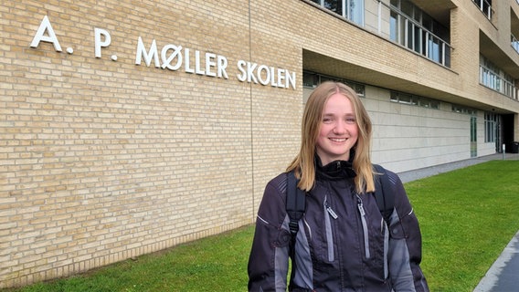 Pia Stammer steht vor dem dänischen Vorzeige-Gymnasium in Schleswig, die A.P. Möller Skolen © NDR 