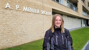 Pia Stammer steht vor dem dänischen Vorzeige-Gymnasium in Schleswig, die A.P. Möller Skolen © NDR 