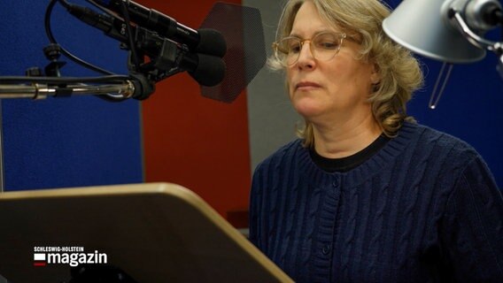 Eine Frau spricht einen Text in einer Sprecherkabine ein. © NDR 