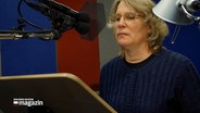 Eine Frau spricht einen Text in einer Sprecherkabine ein. © NDR 