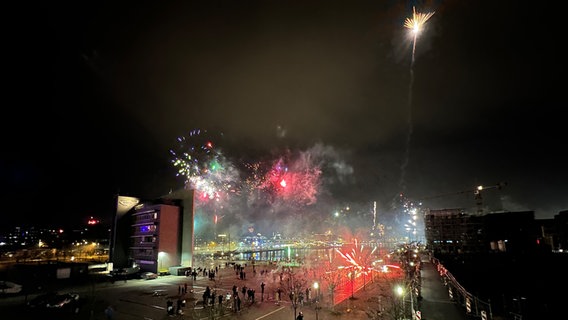 Am Kieler Hörncampus steigen zu Silvester 2023 mehrere Feuerwerksraketen auf. © Daniel Friederichs Foto: Daniel Friederichs