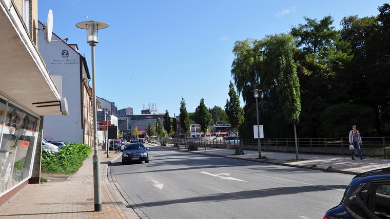 Eine heutige Aufnahme der Straße am Teich in Neumünster. © NDR Foto: Anne Passow