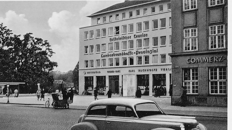Eine historische Aufnahme des wiederaufgebauten Verlagshauses in Neumünster. © Archiv Alfred Heggen