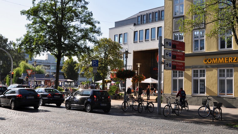 Eine heutige Aufnahme des wiederaufgebauten Verlagshauses in Neumünster. © NDR Foto: Anne Passow