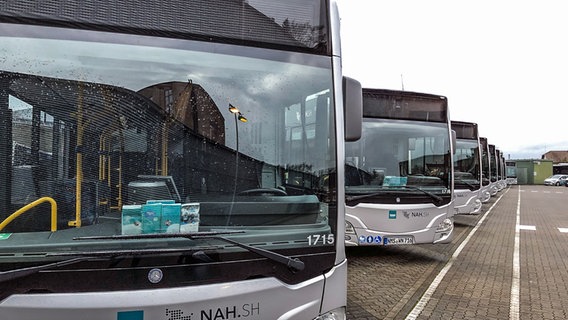 Blick auf den fast leeren Bus-Bahnhof in Neumünster am frühen Morgen. Nur wenige Leute sind zu sehen. © NDR Foto: Christian Nagel