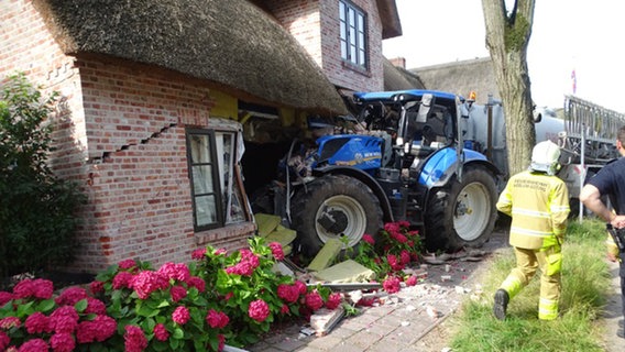 Traktor kollidiert mit Gebäude. © Polizeidirektion Flensburg Foto: Polizeidirektion Flensburg