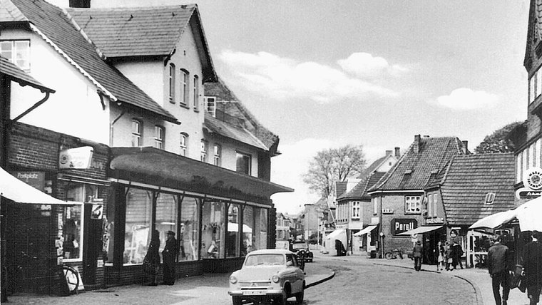 Eine historische Aufnahme des Modehauses Julius B. Christiansen in Niebüll. © Verein für Niebüller Geschichte e.V. Foto: Verein für Niebüller Geschichte e.V.