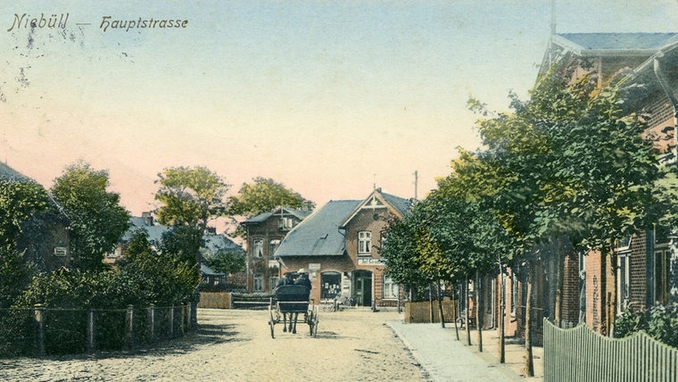 Eine historische Aufnahme einer Straße mit Kopfsteinpflaster und Kutsche in Niebüll. © Verein für Niebüller Geschichte e.V. Foto: Verein für Niebüller Geschichte e.V.