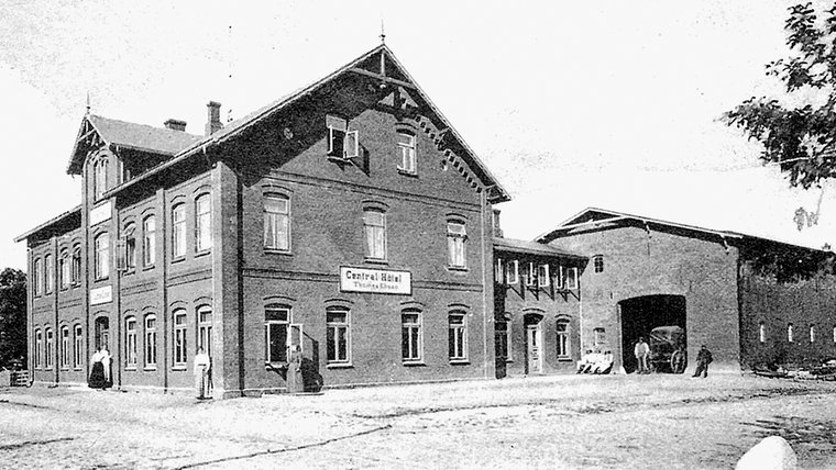 Eine historische Aufnahme des Central Hotels aus dem Jahr 1988 in Niebüll. © Verein für Niebüller Geschichte e.V. Foto: Verein für Niebüller Geschichte e.V.