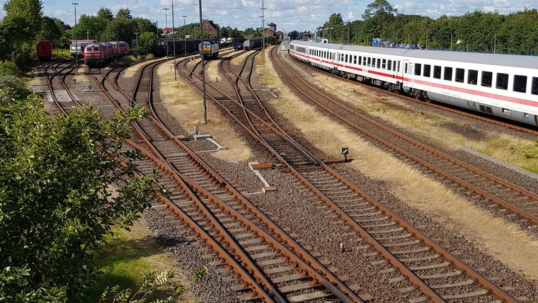 Eine Aufnahme des Niebüller Bahnhofs aus dem Jahr 2020.  © NDR Foto: Lukas Knauer