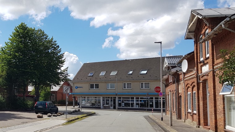 Eine Aufnahme der Ühlenbüller Straße in Niebüll aus dem Jahr 2020. © NDR Foto: Lukas Knauer