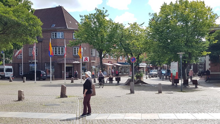 Eine Aufnahme auf die Godske Hansens Apotheke in Niebüll aus dem Jahr 2020.  © NDR Foto: Lukas Knauer