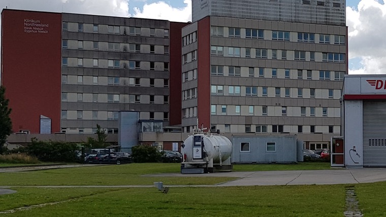 Eine Aufnahme der Außenfassade des Klinikums Nordfriesland in Niebüll aus dem Jahr 2020.  © NDR Foto: Lukas Knauer