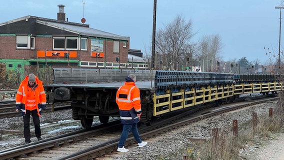 Mitarbeitende der Bahn inspizieren einen entgleisten Autozug bei Niebüll. © Daniel Friederichs Foto: Daniel Friederichs