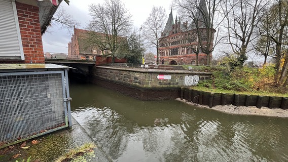 Niedriger Wasserstand ist in einem Kanal in Lübeck zu sehen. © NDR Foto: Balthasar Hümbs