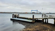 Niedrigwasser offenbart den Boden der Kieler Förde im Kieler Hafen an der Kiellinie. © NDR Foto: Carsten Salzwedel