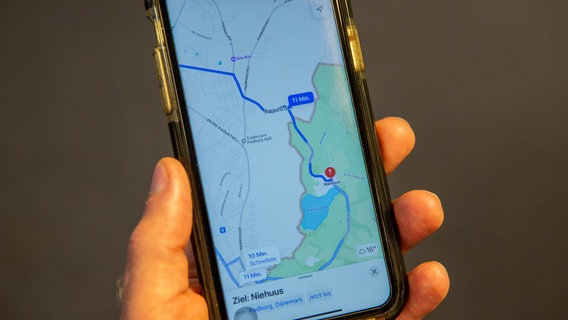 Die Navigations-App auf einem Apple-Smartphone zeigt den Weg über Niehuus an. © NDR Foto: Janis Röhlig