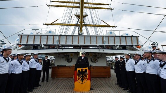 Nils Brandt, der neue Kommandant der "Gorch Fock" steht beim Kommandowechsel an Deck des Schulschiffes der Marine. © dpa-Bildfunk Foto: Carsten Rehder