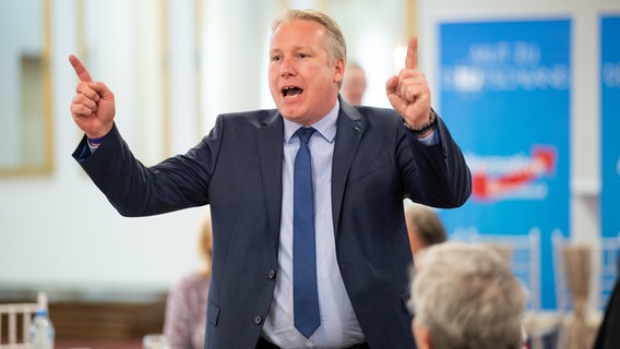 Jörg Nobis, Abgeordneter der AfD im schleswig-holsteinischen Landtag, spricht auf einem Listenparteitag der AfD Schleswig-Holstein nach seiner Wahl auf den Listenplatz 1.  Foto: Daniel Reinhardt
