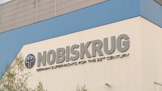 Der Firmenschriftzug von Nobiskrug.  