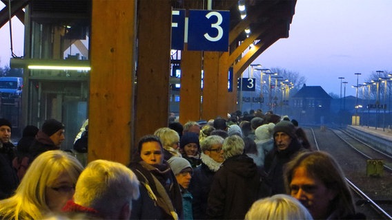Menschen stehen in Niebüll auf dem überfüllten Bahnsteig. © NDR Foto: Peer-Axel Kroeske