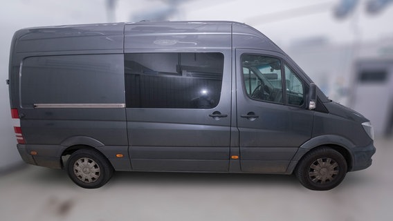 Ein dunkelgrauer Kleintransporter in einer Garage © Polizeidirektion Kiel Foto: Polizeidirektion Kiel