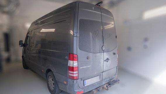 Ein dunkelgrauer Kleintransporter in einer Garage © Polizeidirektion Kiel Foto: Polizeidirektion Kiel