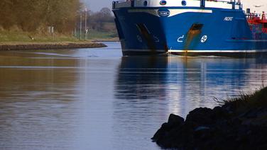 Ein Schiff passiert eine der schmalsten Stellen im Nord-Ostsee-Kanal in Höhe Landwehr-Fähre. © NDR 