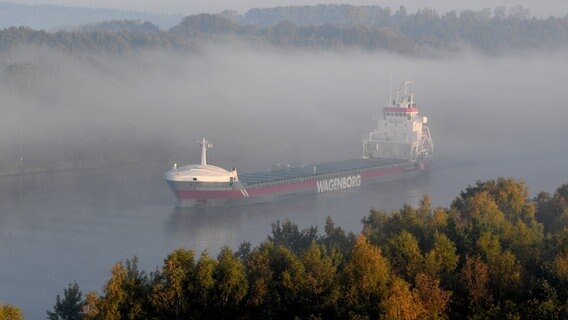 Ein Schiff fährt auf dem Nord-Ostsee-Kanal. © picture alliance / dpa Foto: Carsten Rehder