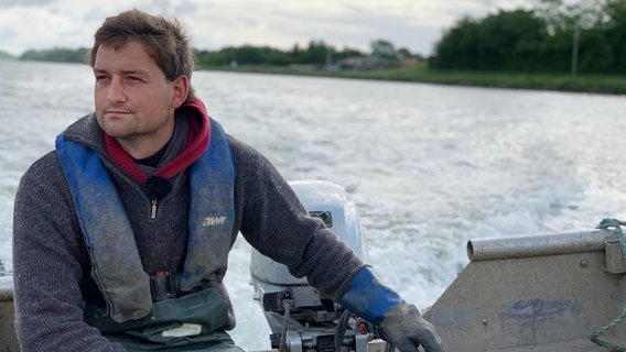 Fischer Thomas Philipson bei seiner Arbeit auf dem Nord-Ostsee-Kanal. © NDR Foto: Christian Wolf