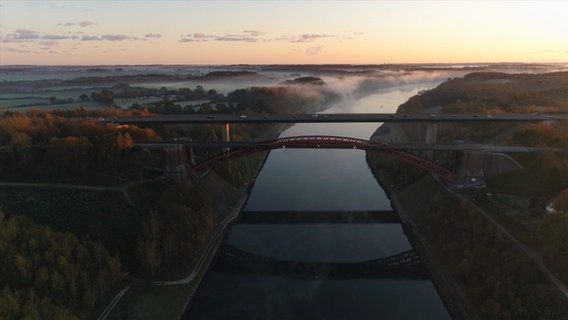 Eine Luftaufnahme vom Nord-Ostsee-Kanal.  