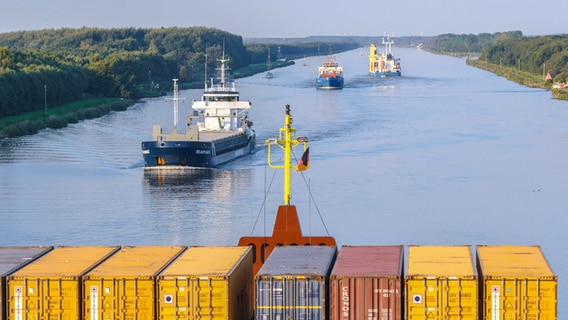 Frachtschiffe (Containerschiff) fahren auf dem Nord-Ostsee-Kanal. © IMAGO Foto: Winfried Rothermel