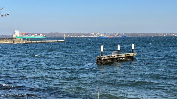 Schiffe fahren durch den Nord-Ostsee-Kanal.  