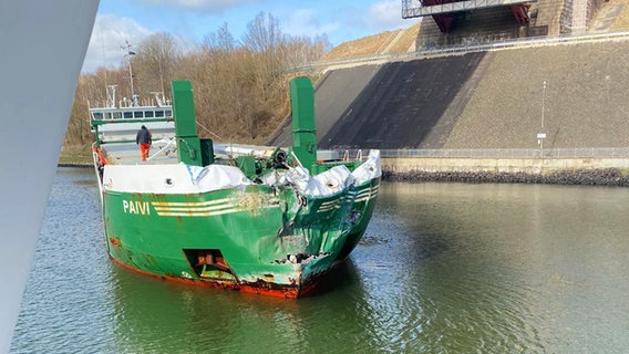 Ein beschädigtes Schiff nach einer Kollision auf dem Nord-Ostsee-Kanal. © Christian Wolf Foto: Christian Wolf